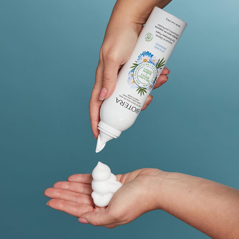 Refresh and Cleanse Dry Shampoo Foam Hand Shot